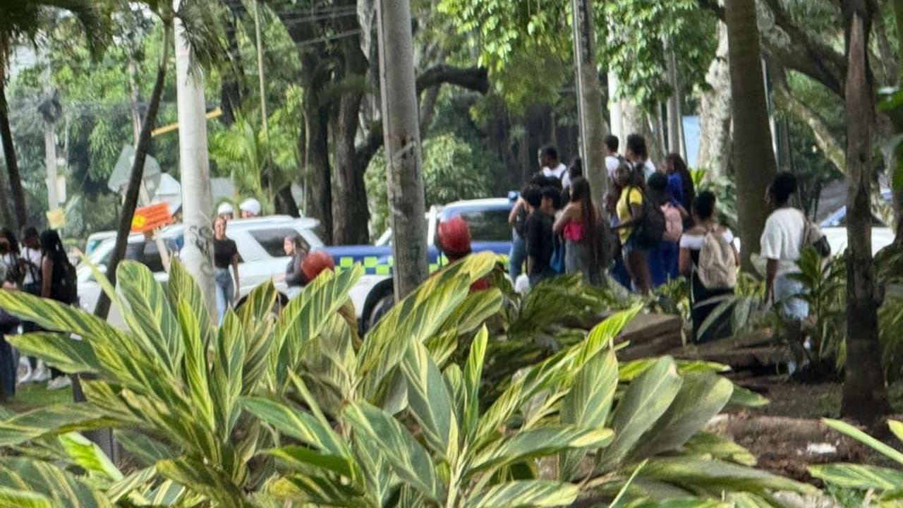 Las autoridades acordonaron la zona del doble homicidio, en Santa Mónica, norte de Cali, para inspeccionar los cadáveres.