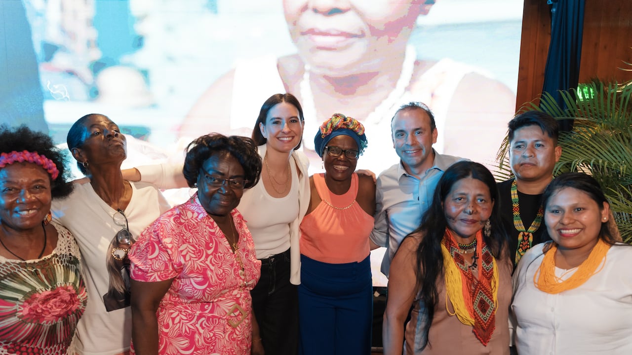 Taliana Vargas en uno de los ecosistemas de Cuidarte, dialogando con mujeres cuidadoras de la zona urbana.