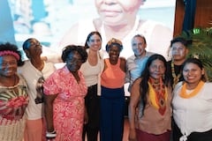 Taliana Vargas en uno de los ecosistemas de Cuidarte, dialogando con mujeres cuidadoras de la zona urbana.