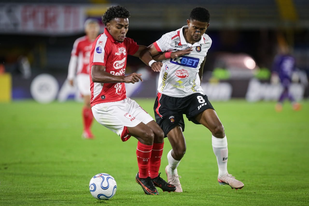 Imagen del partido de ida de los playoffs de la Copa Sudamericana 2026 entre Santa Fe y Caracas FC.