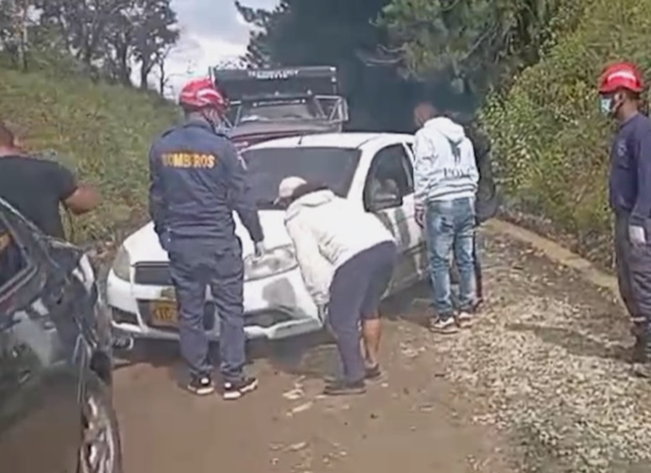 Autoridades y organismos de socorro inspeccionaron el vehículo de placas KIC 755, hallado abandonado en una vía terciaria del sector de Caña Agria, zona rural de El Tambo