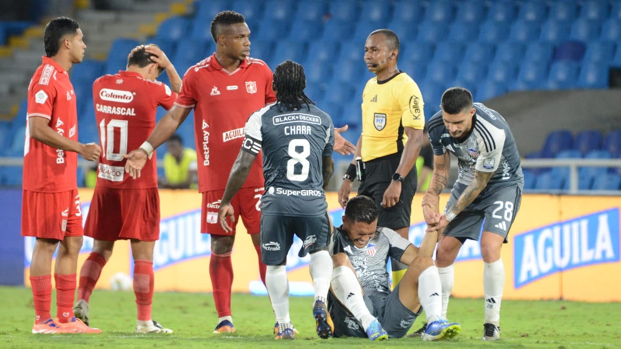 Teófilo Gutiérrez en el suelo tras un empujón de Carrascal.