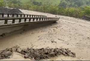 Al menos 16 veredas se encuentran incomunicadas por el derrumbe del puente en Carepa.