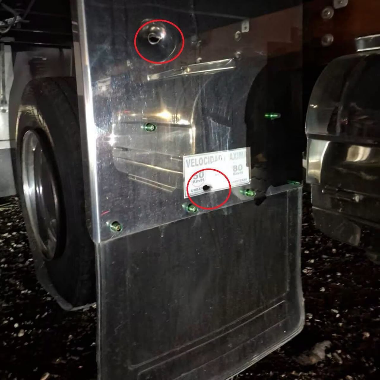 Detalle de impactos de bala en la carrocería del camión atacado, evidencia del enfrentamiento armado ocurrido en el sector de La Herradura, Antioquia.