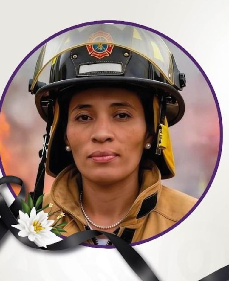 de socorristas.
Captaron el momento exacto del fatal hecho que cobró la vida de la comandante de Bomberos en medio de unas validas de motovelocidad de Altamira, Huila. En las imágenes se observa cuando Lidia Tovar Chilito intenta cruzar la pista, en segundos ocurre la tragedia.