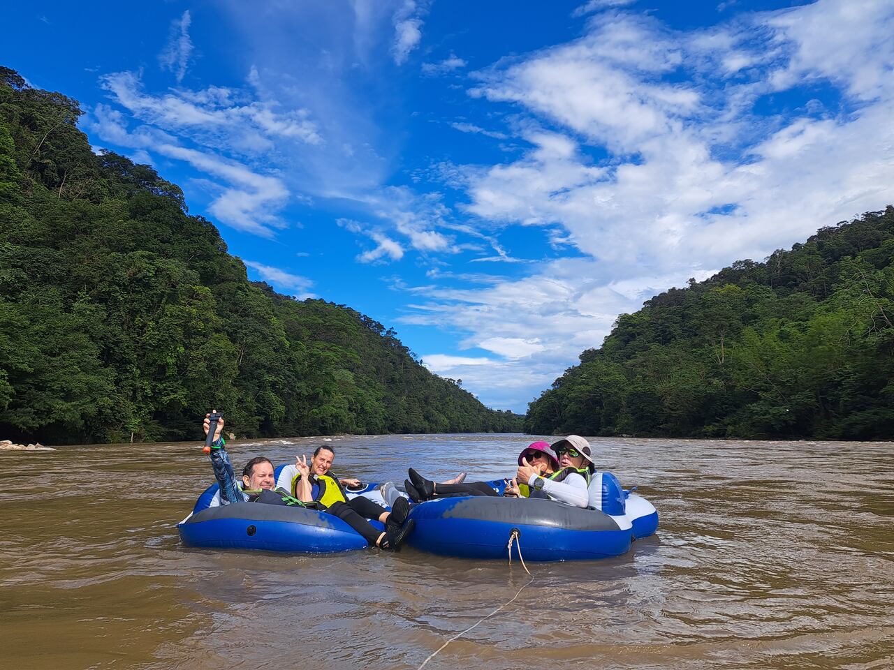 Quienes se inclinen por la aventura pueden realizar tubing, descendiendo sobre el río Caquetá en flotadores, y guiados por jóvenes nadadores. Algunos querrán apreciar los paisajes de selva y agua en recorridos en lancha.