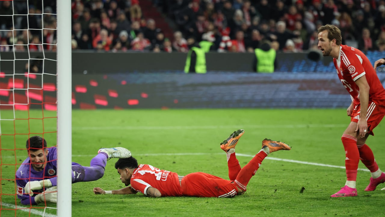 Luis Díaz marcó un golazo de cabeza en la victoria del Bayern Múnich contra St. Pauli.
