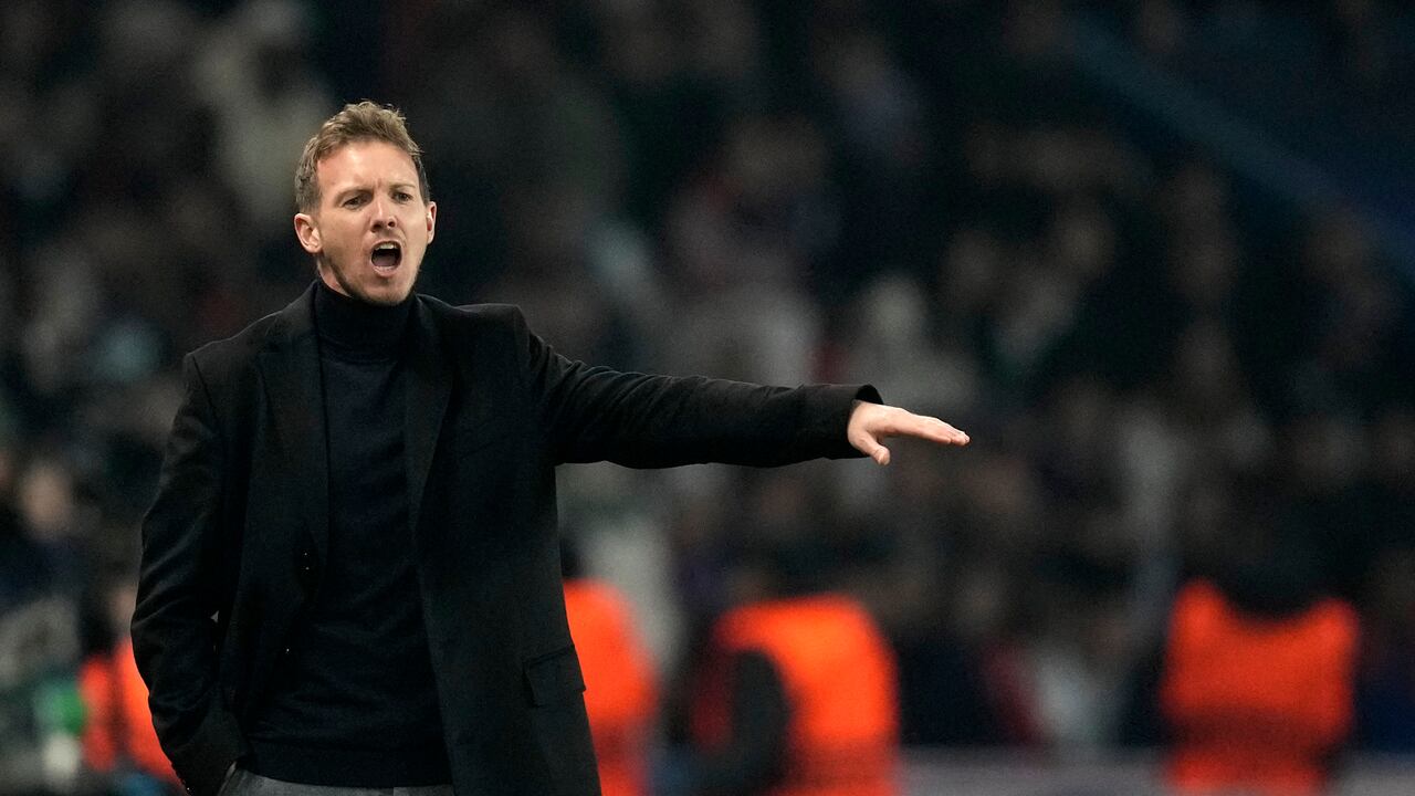ARCHIVO - El entonces entrenador del Bayern, Julian Nagelsmann, da instrucciones a sus jugadores durante el partido de ida de octavos de final de la Liga de Campeones entre Paris Saint Germain y Bayern Munich, en el estadio Parc des Princes, en París, Francia, el martes 14 de febrero. 2023.
