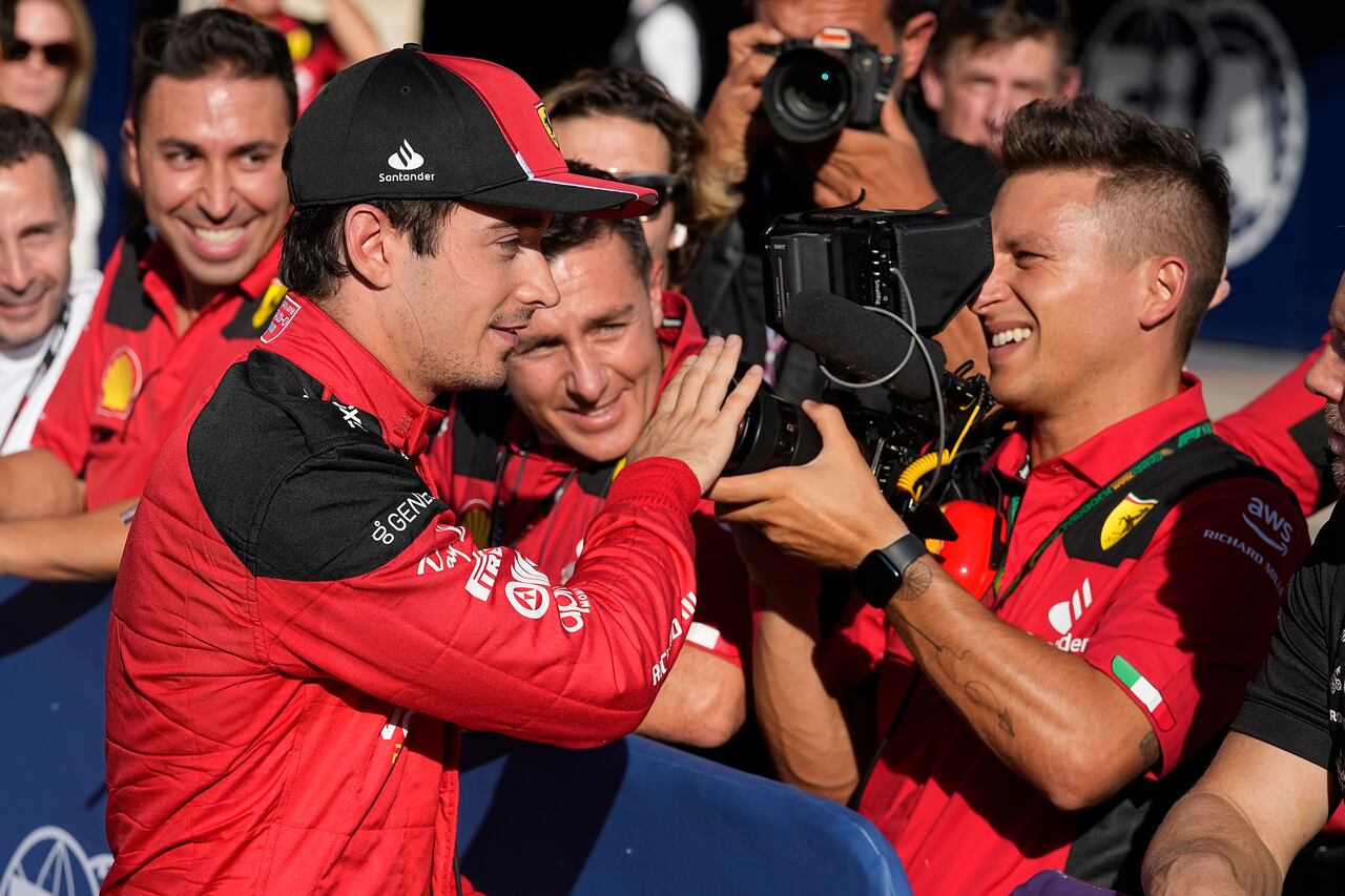 El piloto de Ferrari Charles Leclerc, delantero izquierdo, de Mónaco, celebra con su equipo después de ganar la pole para la carrera automovilística del Gran Premio de Estados Unidos de Fórmula Uno en el Circuito de las Américas, el viernes 20 de octubre de 2023, en Austin, Texas. (Foto AP/Darron Cummings)