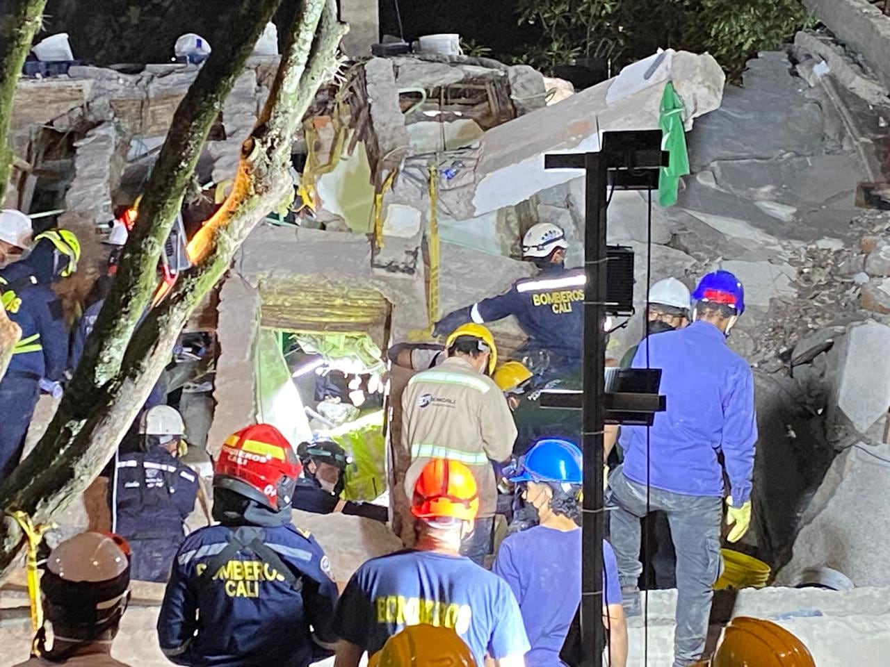 Organismos de socorro realizan labores de silencio y rastreo acústico entre los escombros de Torres del Limonar.