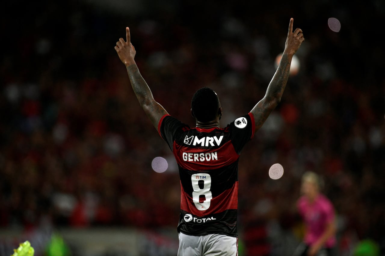 El delantero brasileño del Flamengo, Gerson Santos Da Silva, celebra al final de la final de la Recopa Sudamericana 2020 contra el Independiente del Valle de Ecuador en el Estadio Maracaná en Río de Janeiro, Brasil, el 26 de febrero de 2020. (Foto de MAURO PIMENTEL / AFP)