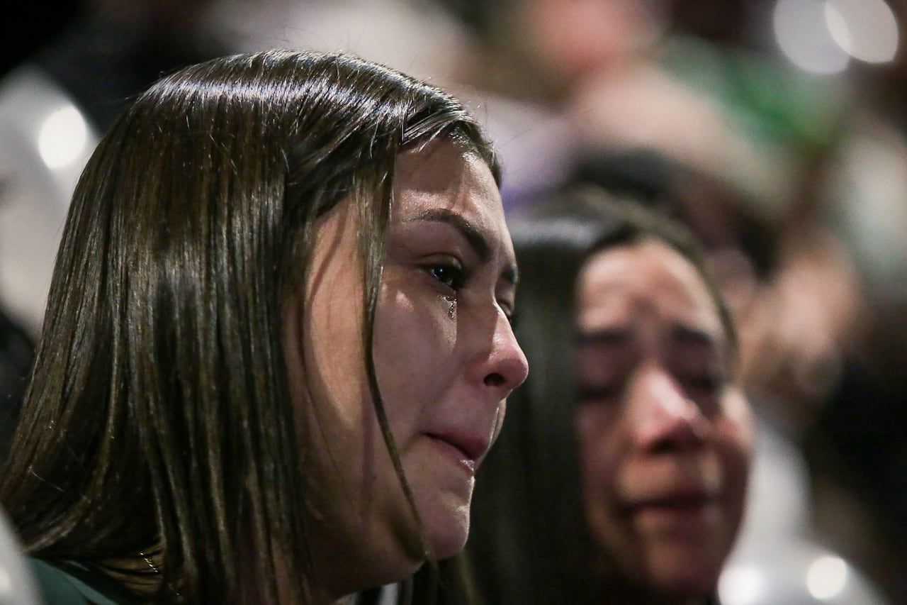 El público acompaña el acto con cantos y lágrimas, recordando el legado musical del artista.