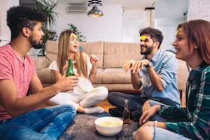 En el juego de verdad o reto, optar por las preguntas incómodas puede llevar a momentos de hilaridad y revelaciones inesperadas que hacen que la experiencia sea memorable y divertida para todos los participantes.