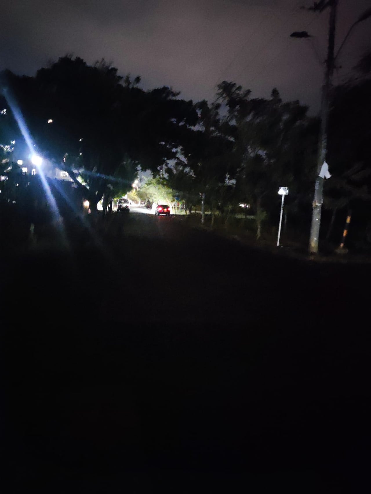 Residentes señalan que algunas lámparas titilan y se apagan, mientras el tramo hacia la zona verde permanece oscuro.