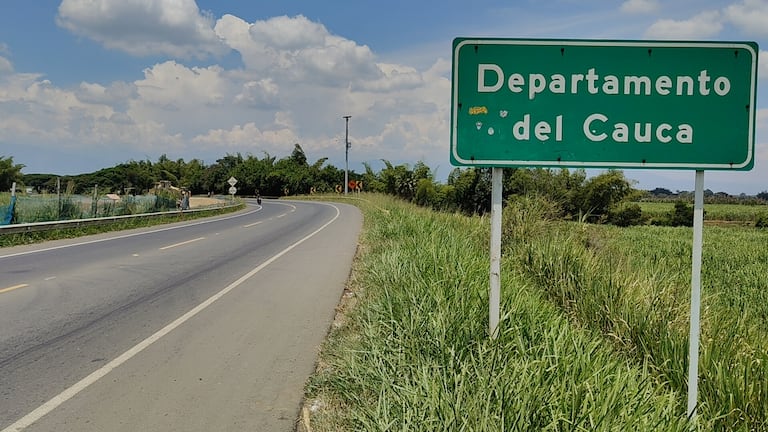 Cauca: Panorama desolador en la vía Panamericana Jamundí-Popayán luego del atentado terrorista en Cajibio que dejó hasta el momento 14 muertos. José L Guzmán