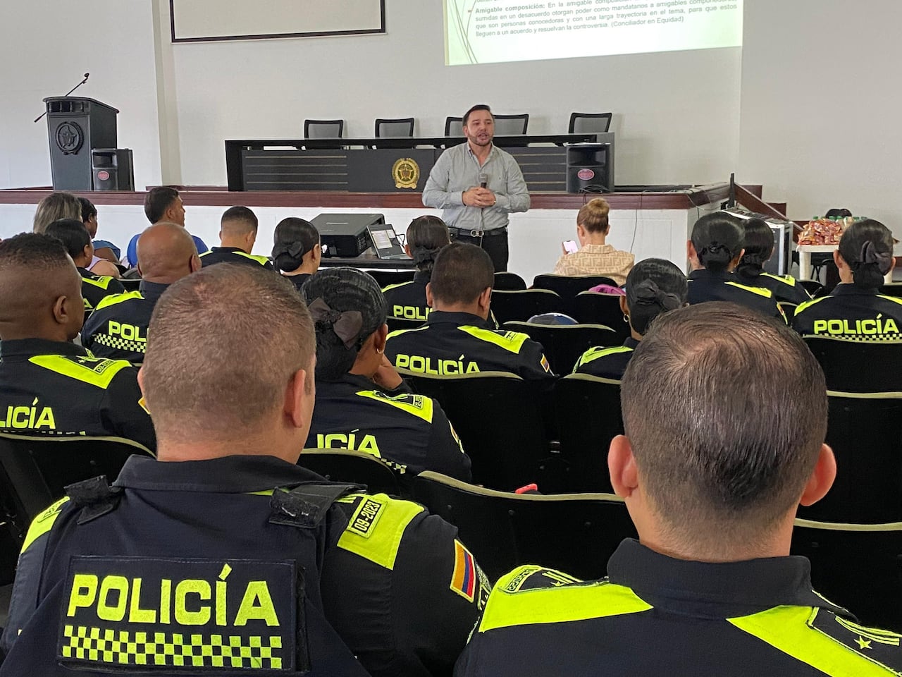 La Policía de Cali también hace parte del programa, por lo que los uniformados son capacitados.
