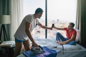 De acuerdo con un experto en viajes, utilizar la plancha proporcionada en los hoteles no es aconsejable. Descubra las razones que sustentan esta afirmación.