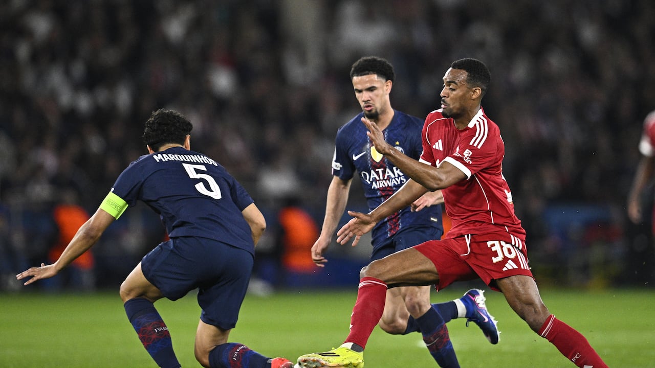 El centrocampista holandés del Liverpool, Ryan Gravenberch (derecha), número 38, lucha por el balón con el centrocampista francés del Paris Saint-Germain, Warren Zaire-Emery (centro), número 33, y el defensa brasileño del Paris Saint-Germain, Marquinhos (número 5), durante el partido de ida de los cuartos de final de la Liga de Campeones de la UEFA entre el Paris Saint-Germain (PSG) y el Liverpool FC en el estadio Parc des Princes de París, el 8 de abril de 2026. (Foto de JULIEN DE ROSA / AFP)