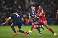 El centrocampista holandés del Liverpool, Ryan Gravenberch (derecha), número 38, lucha por el balón con el centrocampista francés del Paris Saint-Germain, Warren Zaire-Emery (centro), número 33, y el defensa brasileño del Paris Saint-Germain, Marquinhos (número 5), durante el partido de ida de los cuartos de final de la Liga de Campeones de la UEFA entre el Paris Saint-Germain (PSG) y el Liverpool FC en el estadio Parc des Princes de París, el 8 de abril de 2026. (Foto de JULIEN DE ROSA / AFP)