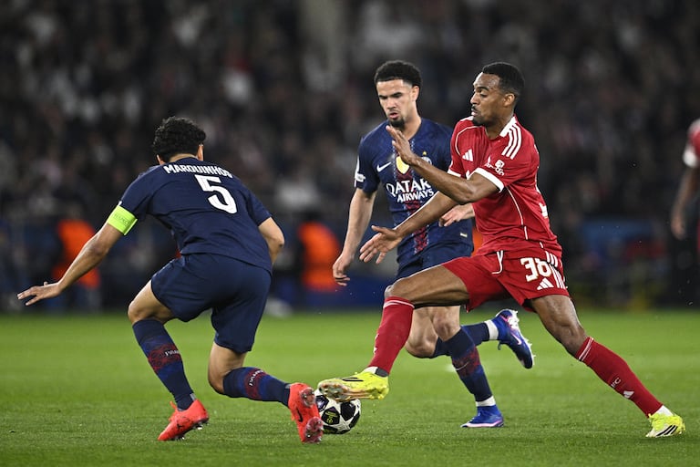 El centrocampista holandés del Liverpool, Ryan Gravenberch (derecha), número 38, lucha por el balón con el centrocampista francés del Paris Saint-Germain, Warren Zaire-Emery (centro), número 33, y el defensa brasileño del Paris Saint-Germain, Marquinhos (número 5), durante el partido de ida de los cuartos de final de la Liga de Campeones de la UEFA entre el Paris Saint-Germain (PSG) y el Liverpool FC en el estadio Parc des Princes de París, el 8 de abril de 2026. (Foto de JULIEN DE ROSA / AFP)