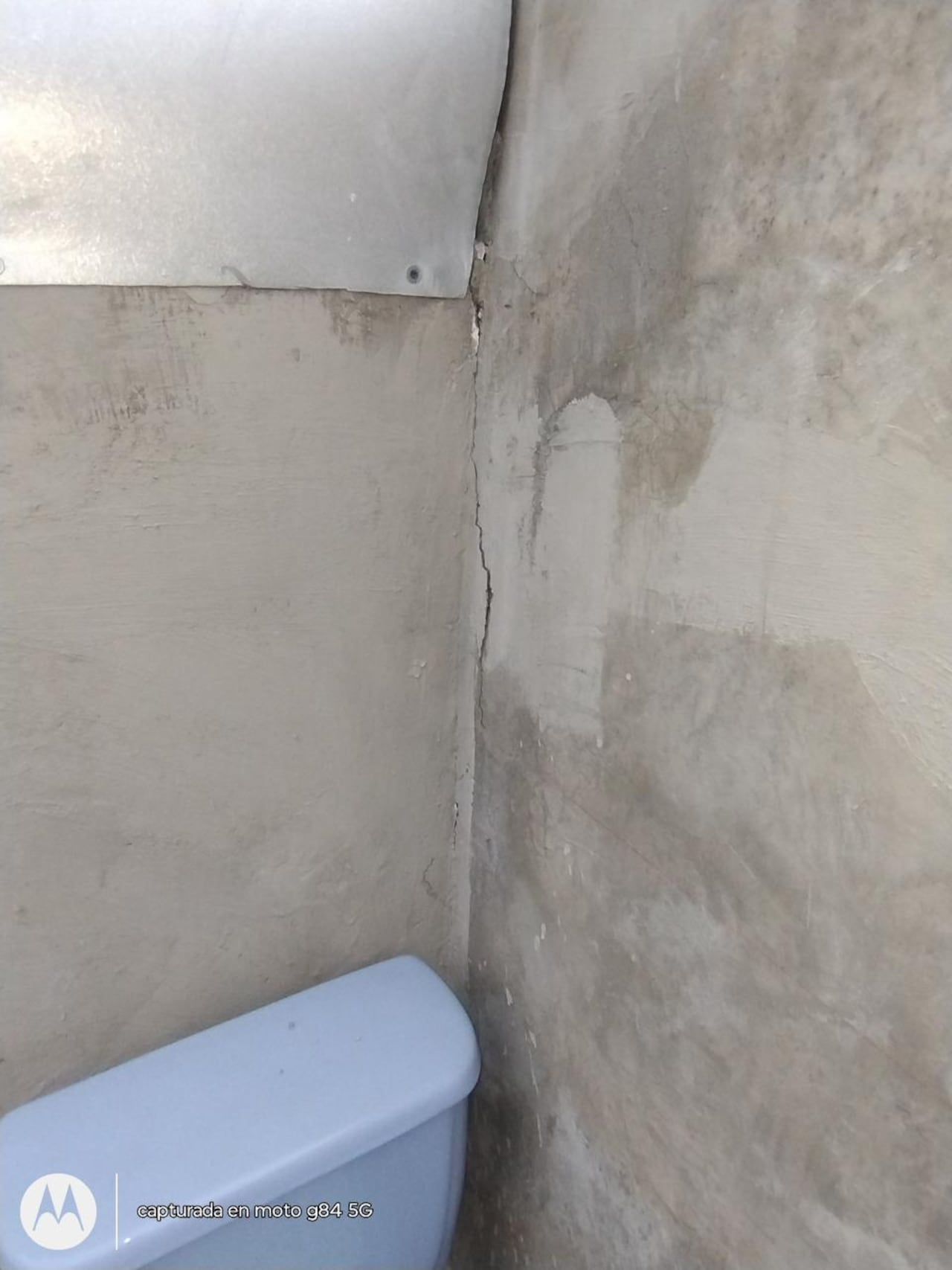 Las afectaciones en paredes y otras partes del inmueble mantienen en alerta a las seis familias que viven en el edificio.
