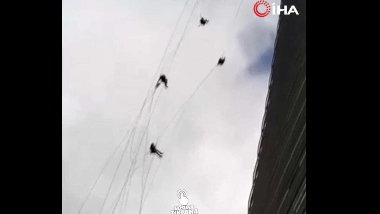 Trabajadores quedaron pendiendo de un "hilo", en edificio en Estambul.