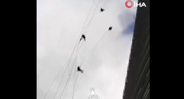 Trabajadores quedaron pendiendo de un "hilo", en edificio en Estambul.