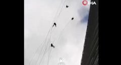 Trabajadores quedaron pendiendo de un "hilo", en edificio en Estambul.