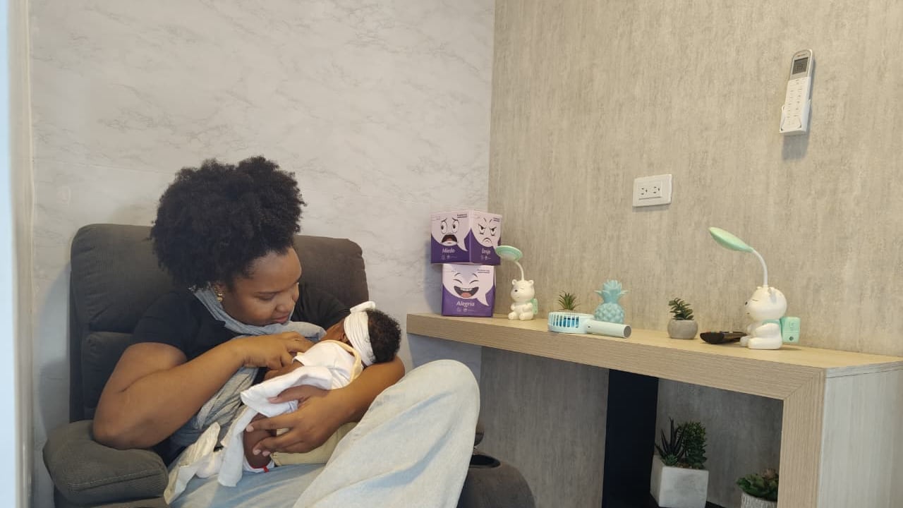 La cabina de lactancia en la estación del MIO Unidad Deportiva ofrece espacios seguros y atención en salud mental para madres.