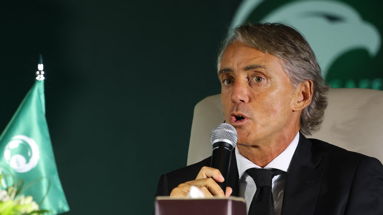El recién nombrado entrenador italiano de la selección de fútbol de Arabia Saudita, Roberto Mancini, habla durante una conferencia de prensa y una ceremonia de firma en Riad (Photo by Fayez NURELDINE / AFP)