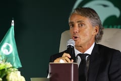 El recién nombrado entrenador italiano de la selección de fútbol de Arabia Saudita, Roberto Mancini, habla durante una conferencia de prensa y una ceremonia de firma en Riad (Photo by Fayez NURELDINE / AFP)