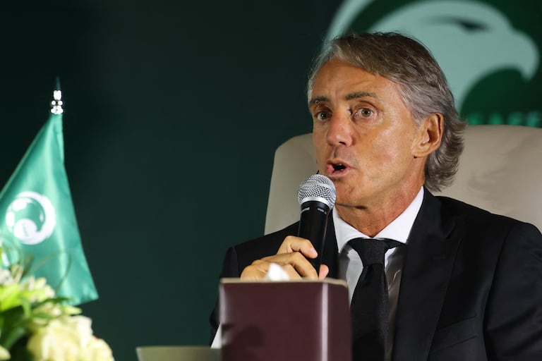 El recién nombrado entrenador italiano de la selección de fútbol de Arabia Saudita, Roberto Mancini, habla durante una conferencia de prensa y una ceremonia de firma en Riad (Photo by Fayez NURELDINE / AFP)
