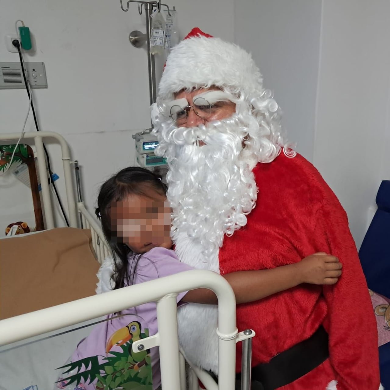 Así fue la llegada de Papá Noel a hospitales de Popayán para dibujar sonrisas a los niños - El País