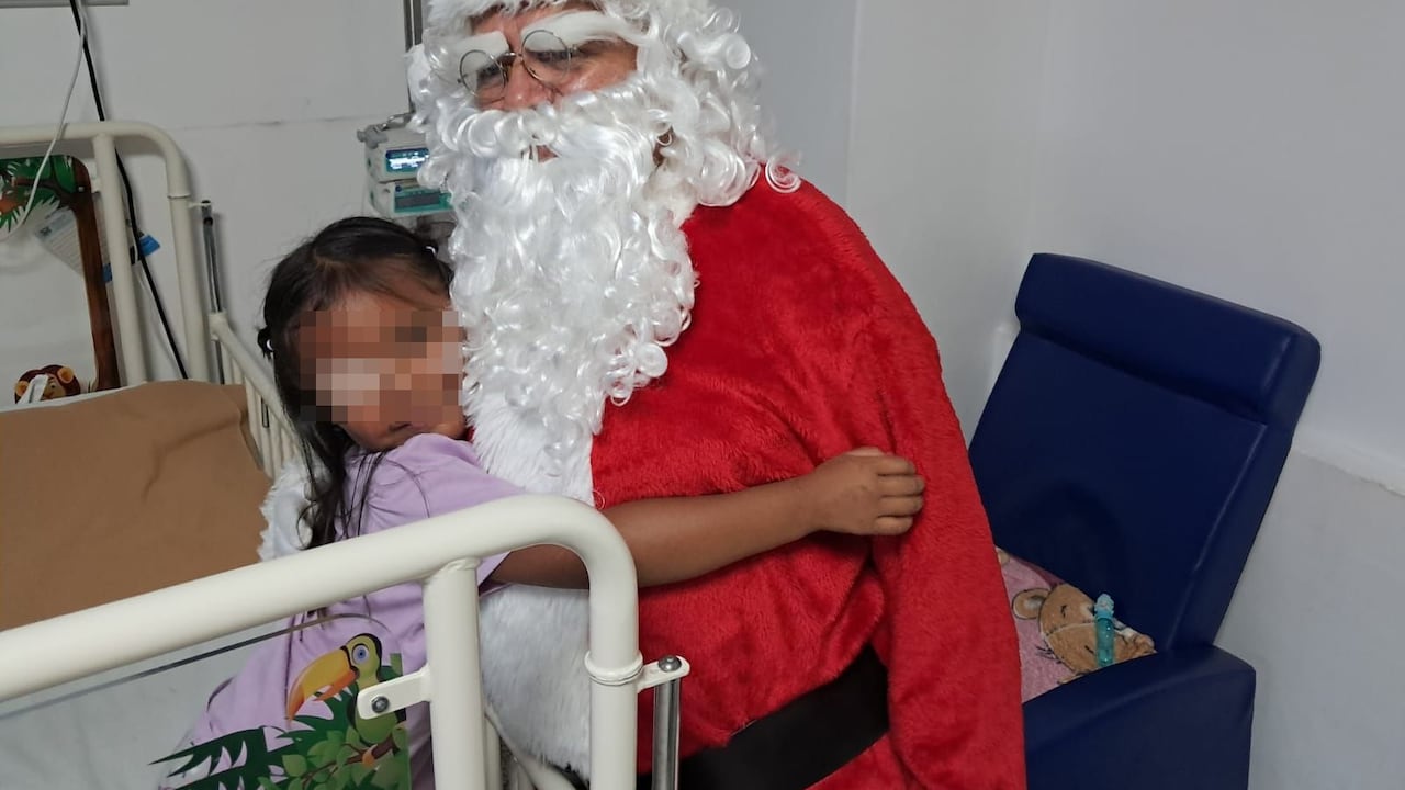 Literalmente Papá Noel llegó a cada niño y niña que reciben atención médica en los hospitales Universitario San José y Susana López de Valencia.