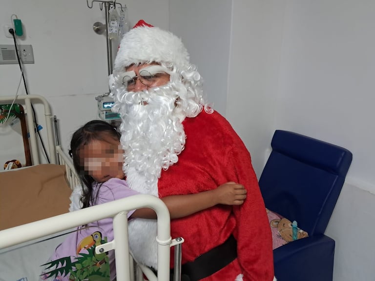 Literalmente Papá Noel llegó a cada niño y niña que reciben atención médica en los hospitales Universitario San José y Susana López de Valencia.