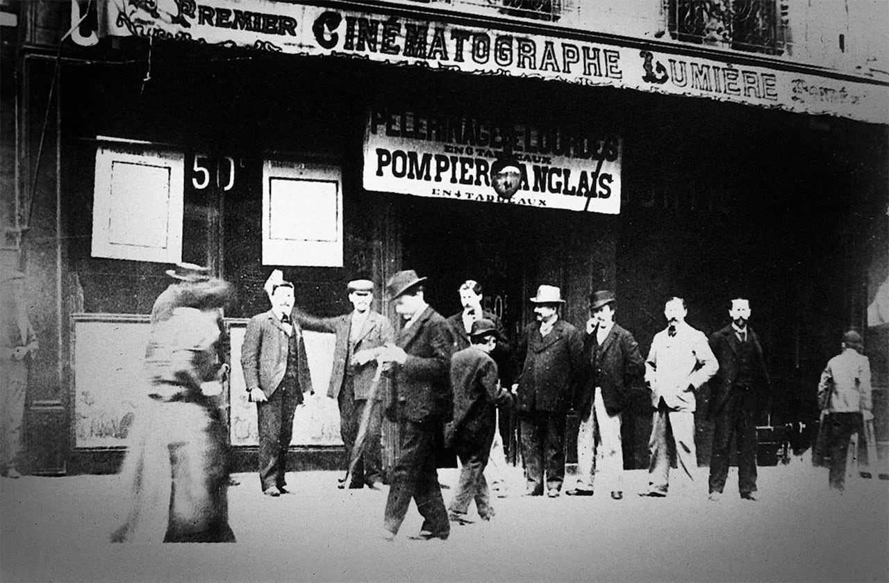 El Salon Indien du Grand Café, en el boulevard des Capucines, de París, fue el escenario de la primera proyección pública y comercial del cinematógrafo, el 28 de diciembre de 1895.