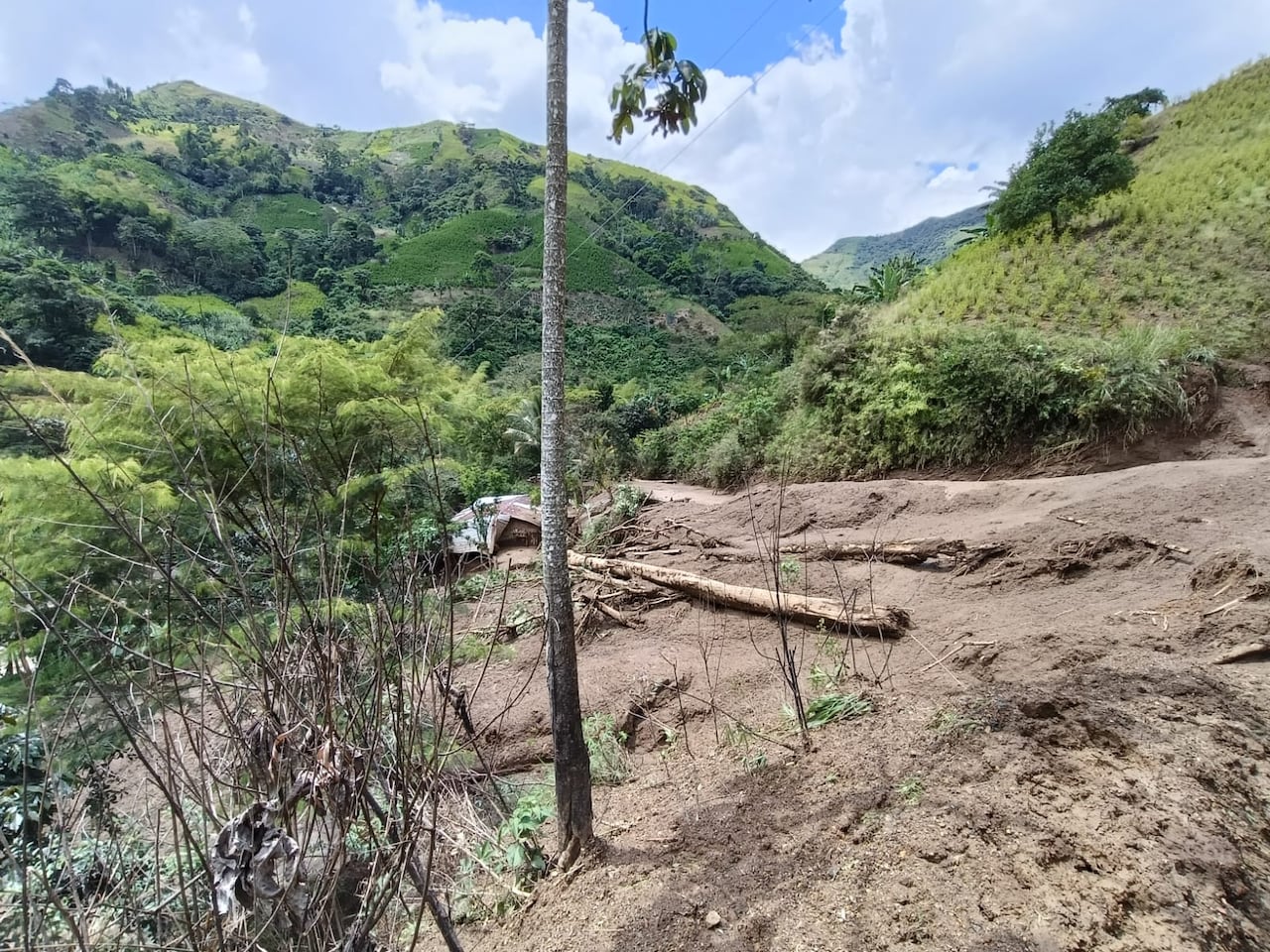 La avalancha ocurrida en el municipio de Suárez dejó viviendas destruidas y varias familias afectadas que requieren atención humanitaria urgente.