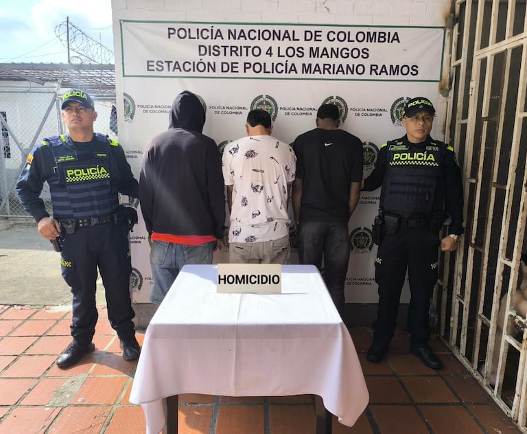 Los tres capturados, cuyas edades oscilan entre los 22 y 23 años, fueron trasladados a la URI de la Fiscalía para su proceso de judicialización por el delito de homicidio.