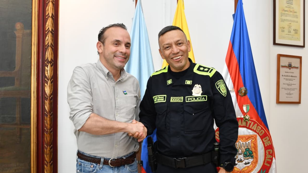 Alejandro Eder, alcalde de Cali, y el general Herbert Luguiy Benavidez.