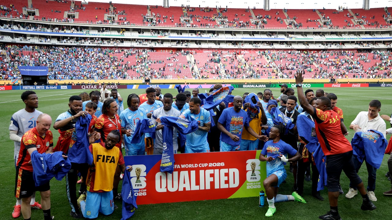 Jugadores y cuerpo técnico de la República Democrática del Congo celebran tras ganar el partido y clasificarse para el Mundial durante el encuentro de la final de la repesca de las eliminatorias para la Copa Mundial de la FIFA 2026 entre la República Democrática del Congo y Jamaica en el Estadio Akron de Zapopan, estado de Jalisco, México, el 31 de marzo de 2026. (Foto de Ulises Ruiz / AFP)