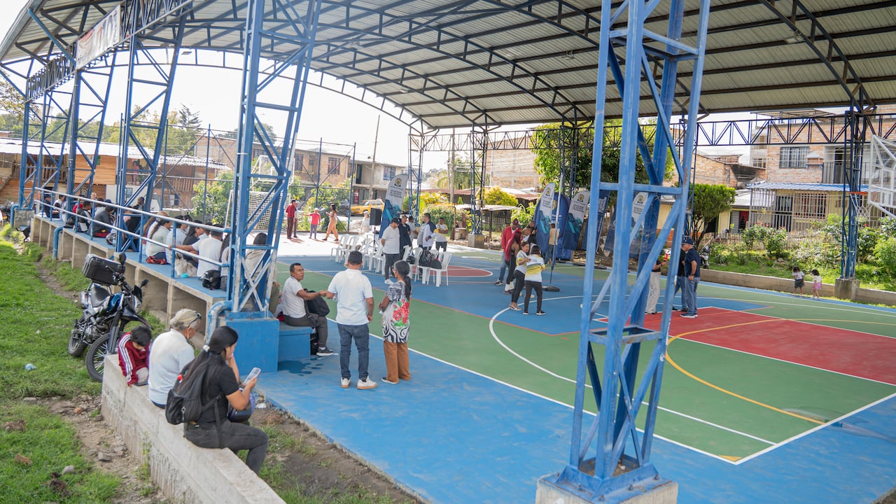 Las canchas fueron intervenidas con alistamiento de superficie, nueva capa base y demarcación reglamentaria para baloncesto, voleibol y fútbol de salón.