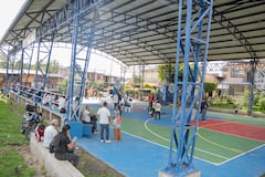 Las canchas fueron intervenidas con alistamiento de superficie, nueva capa base y demarcación reglamentaria para baloncesto, voleibol y fútbol de salón.