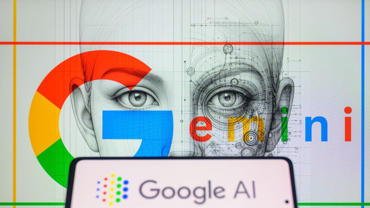 Se destacan las precauciones que se deben tener en cuenta antes de instalar y utilizar Google Gemini IA, especialmente en lo que respecta a la privacidad y seguridad de los datos.