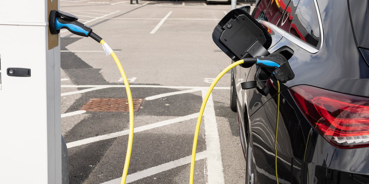 Las ventas de vehículos eléctricos e híbridos en Colombia crecieron más del 90% en el primer trimestre de 2026, impulsadas por menores costos y beneficios tributarios.