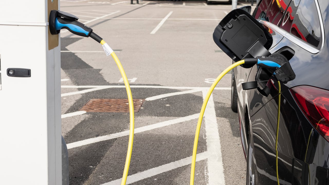 Las ventas de vehículos eléctricos e híbridos en Colombia crecieron más del 90% en el primer trimestre de 2026, impulsadas por menores costos y beneficios tributarios.