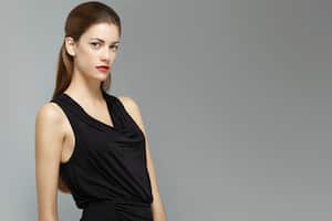 Mujer con vestido negro