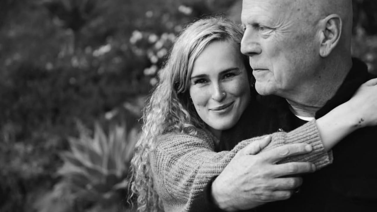 Rumer Willis, hija mayor del actor Bruce Willis, reveló lo que ha sido el proceso de acompañamiento a su padre durante su enfermedad neurodegenerativa.
