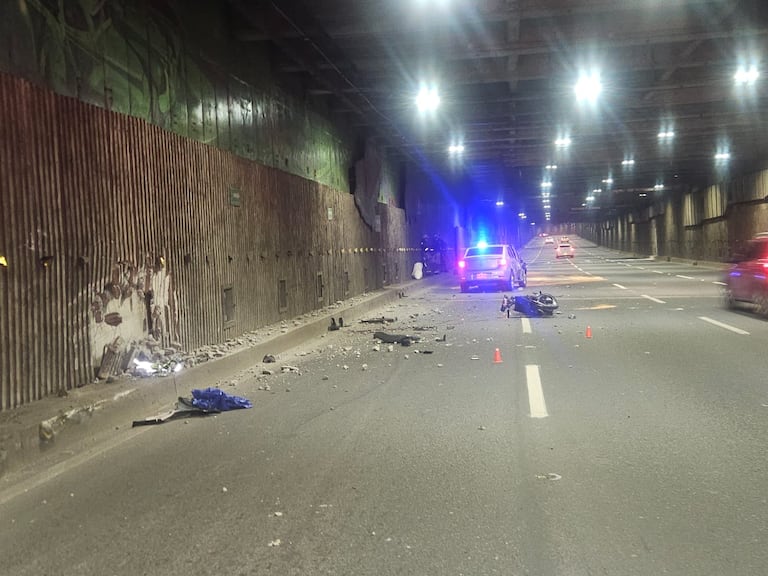 Tragedia en el túnel Mundialista: fuerte choque entre moto y un vehículo deja una víctima fatal.