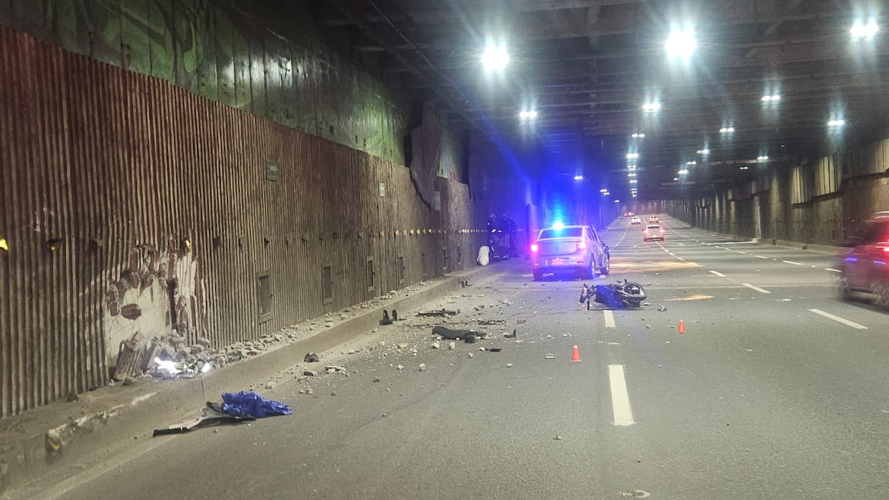 Tragedia en el túnel Mundialista: fuerte choque entre moto y un vehículo deja una víctima fatal.