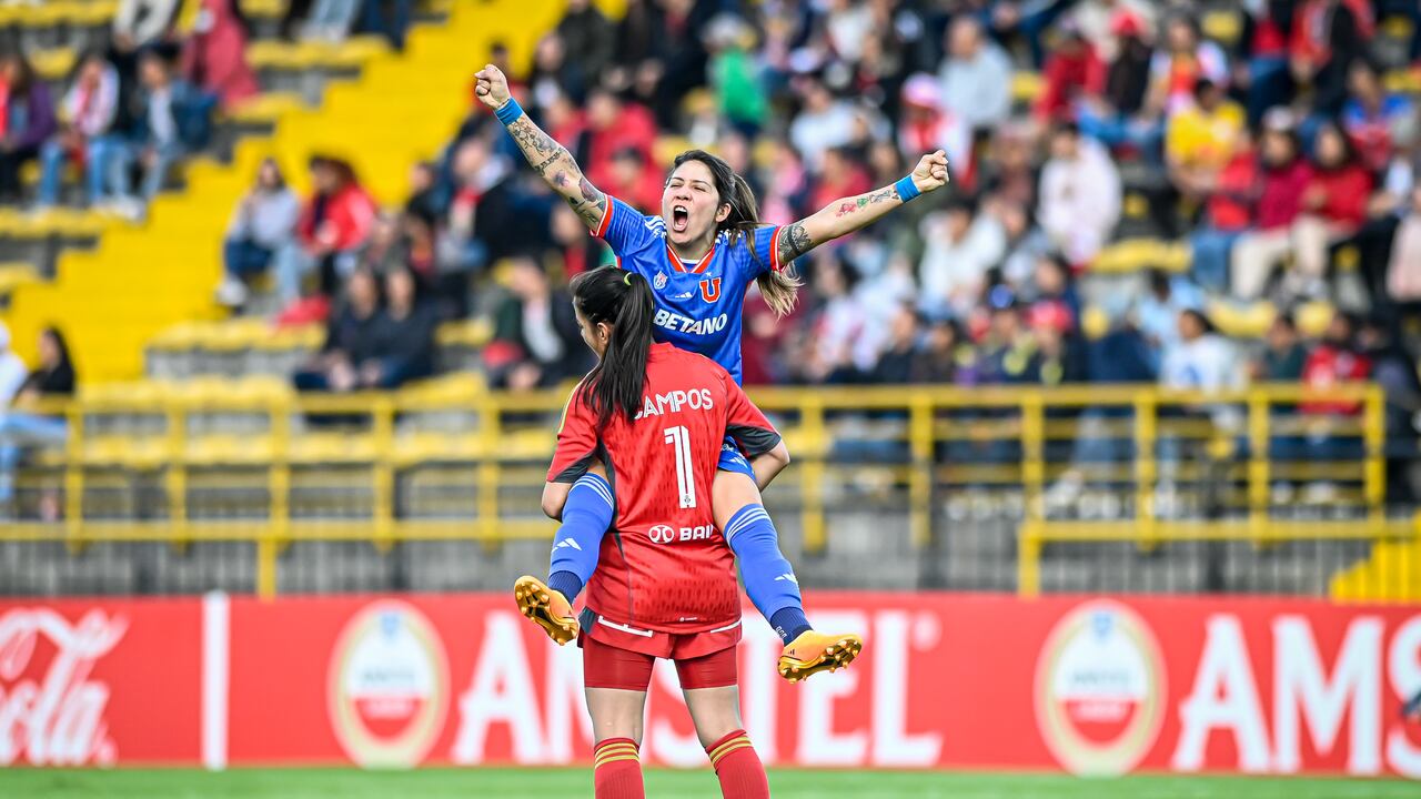 Las futbolistas de la Universidad de Chile celebrando un gol.